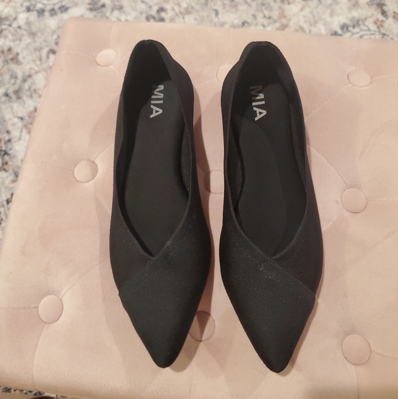 MIA Amore size 8.5 black sleek slip on. - Picture 1 of 5